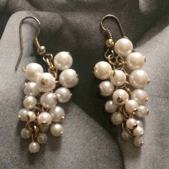 Beautiful vintage gold toned  pear earrings - Picture 2 of 4